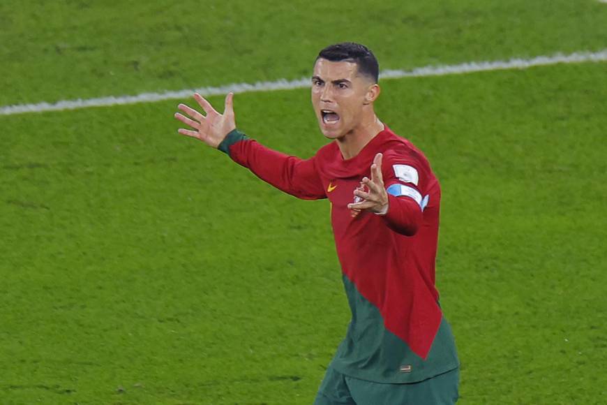 El enfado de Cristiano Ronaldo luego de que el árbitro le anulara un gol por una falta que cometió.