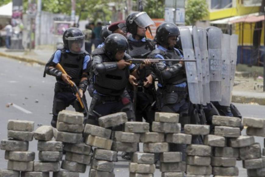 Fuerzas antimotines y de choque del gobierno de Daniel Ortega atacaron este lunes a tiros las barricadas que manifestantes levantaron en barrios orientales de Managua, en el marco de las protestas que sacuden a Nicaragua desde hace casi dos meses, informaron medios locales.