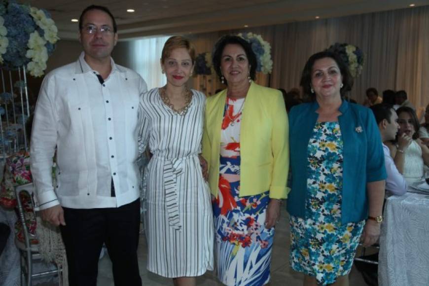 Carlos Eduardo Reina con Daysi y Marianela Rodas.