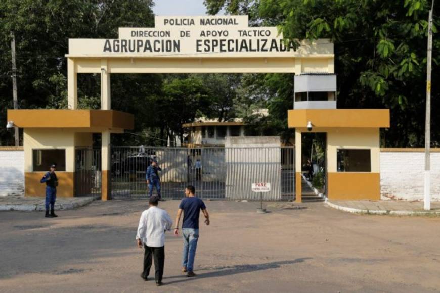 Ronaldinho y su hermano se encuentran detenidos en el cuartel de la Agrupación Especializada de la Policía en Paraguay.