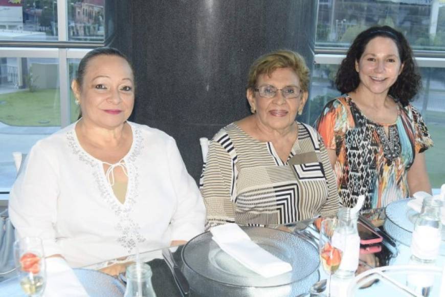 Waldina Fernández, Cleotilde Gabrie y Odette Solimán.