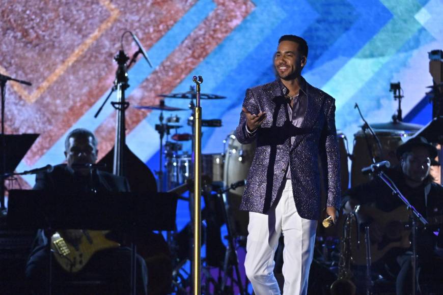 Romeo Santos, la estrella de la bachata, interpretó “Invéntame”, uno de los éxitos que integran el álbum “Trozos de mi alma”.