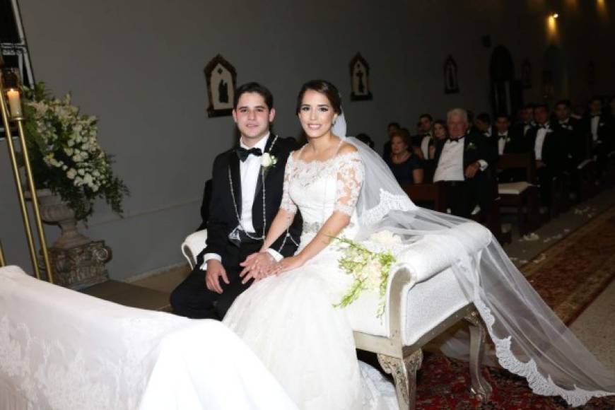 Iradela & Christian <br/>Una de las bodas más regias de 2016 en la capital fue la Estrada Álvarez. Los novios se conocieron en Nicaragua y la fiesta fue un derroche total.