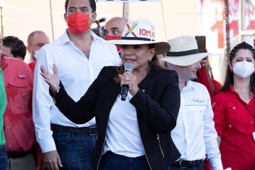 Xiomara Castro forjó su liderazgo encabezando las protestas contra el golpe de Estado que derrocó a su esposo, Manuel Zelaya, en 2009. Trece años después, la dirigente de izquierda se convirtió en la primera mujer en gobernar Honduras.