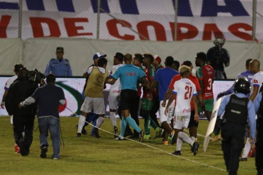 La pelea entre los jugadores de ambos equipo siguió por varios minutos.