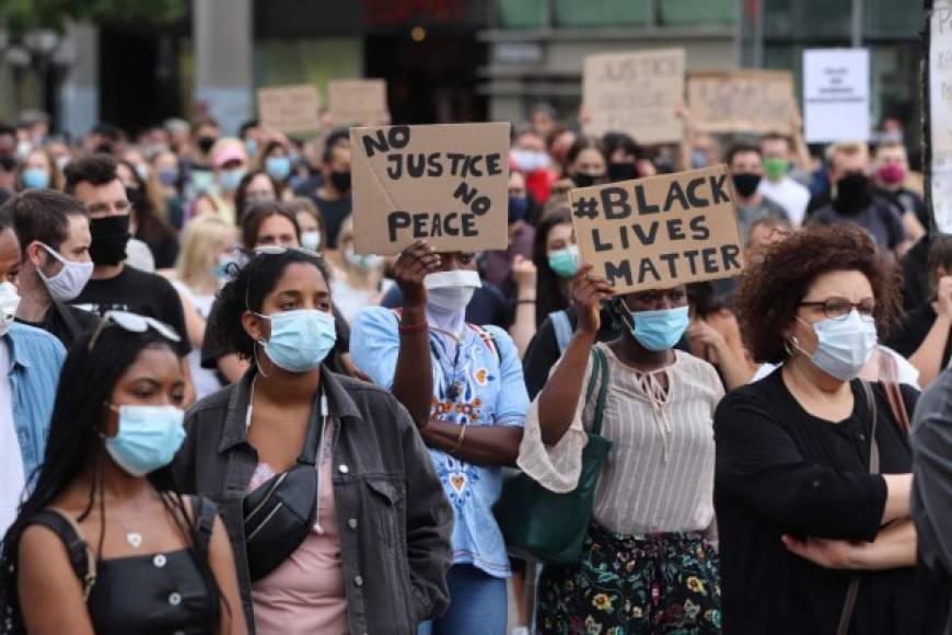 En Berlín hubo hoy manifestaciones por segundo día consecutivo, concretamente en el multiétnico barrio de Neukölln, donde alrededor de un millar de personas se congregaron para exigir Justicia para George Floyd.