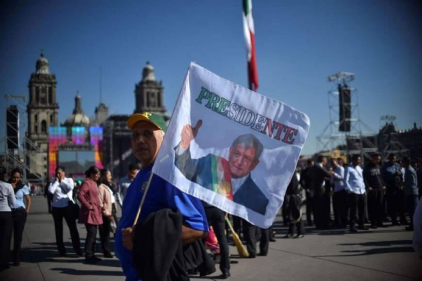 Un partidario del presidente electo de México, Andrés Manuel López Obrador, espera el inicio de la ceremonia de inauguración, en la plaza del Zócalo, en la Ciudad de México.<br/><br/><br/><br/>