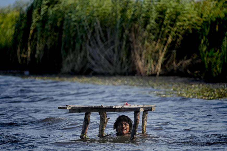 Una persona se baña en la laguna de la comunidad de Aurata. 