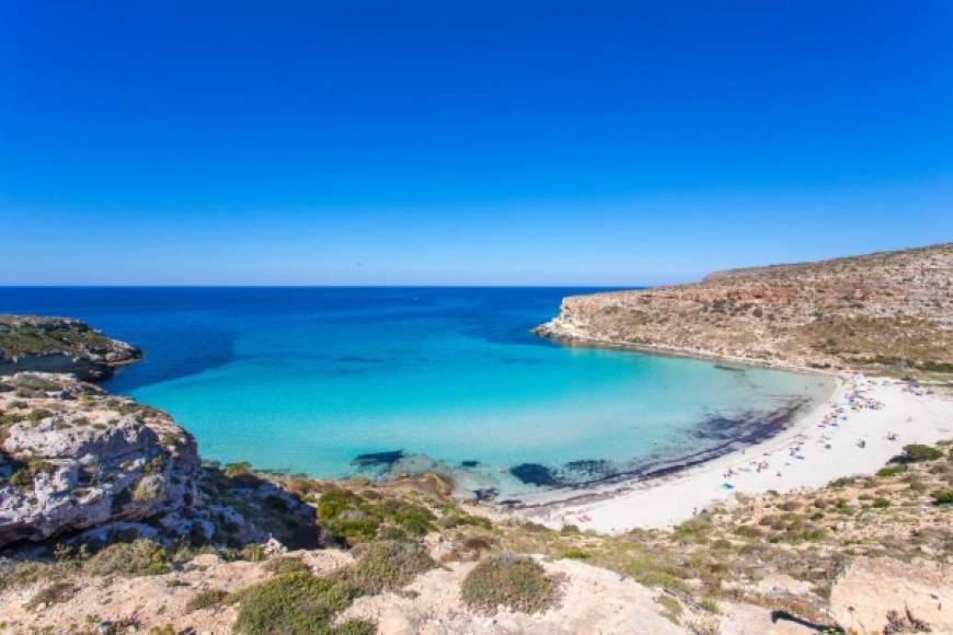 4. Spiaggia dei Conigli (Playa de los Conejos): Esta belleza natural se encuentra al sur de Sicilia, Italia. Se caracteriza por ser una playa virgen y de aguas cristalinas. También posee gran concentracion de tortugas marinas y lagartijas colilargas.
