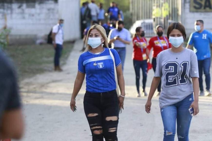 Bellas chicas, tía de seleccionado roba miradas y el gris ambiente en el Honduras-Canadá en el Olímpico