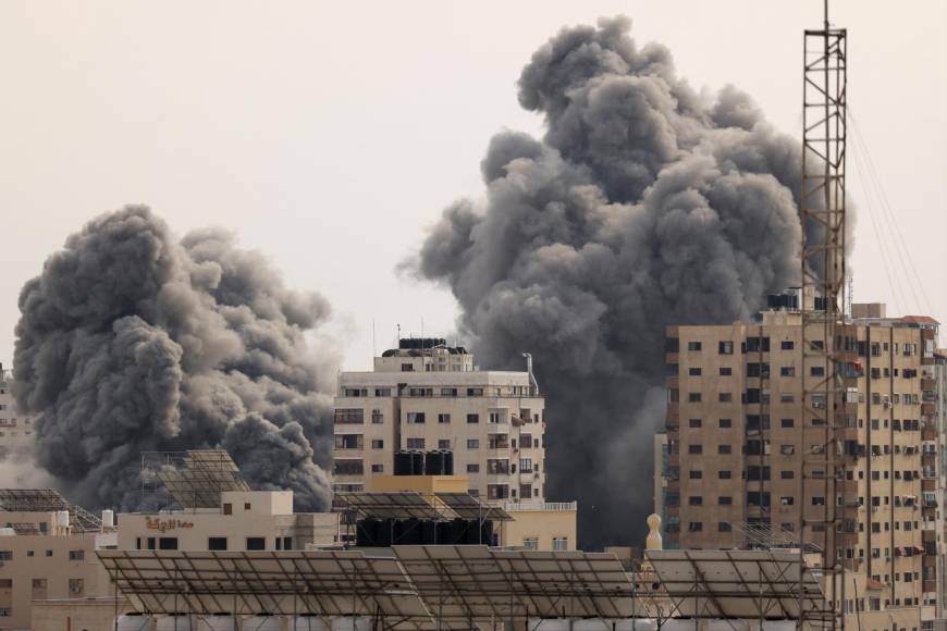 Por otro lado, el ministro israelí de Defensa, Yoav Gallant, ordenó este lunes un “asedio completo” de la Franja de <b>Gaza</b>, en el tercer día de combates tras el lanzamiento de una ofensiva militar del grupo palestino.