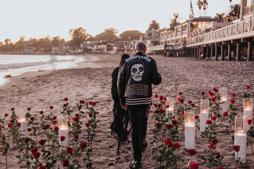 El baterista de Blink-182 le propuso matrimonio a la también empresaria en Montecito, California, durante el fin de semana.