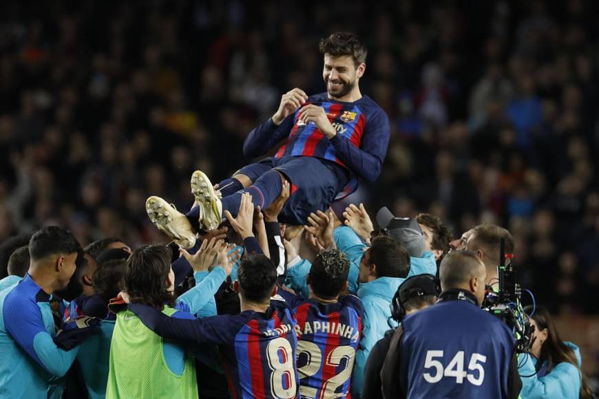 Los jugadores del Barcelona mantearon a Gerard Piqué en su despedida del Camp Nou.