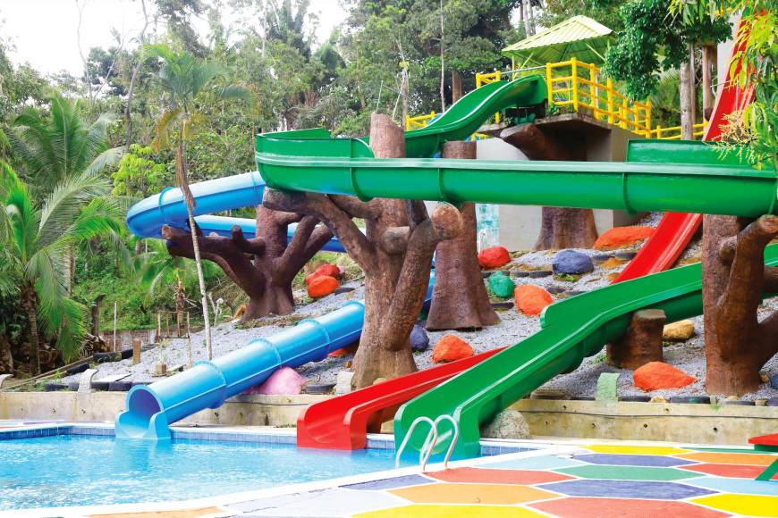 El Parque acuático San Fernando de Omoa cuenta con variedad de toboganes. Los horarios de atención son de 8:00 am a 5:00 pm. Entrada: L170 adultos, L120 niños y L140 tercera edad.