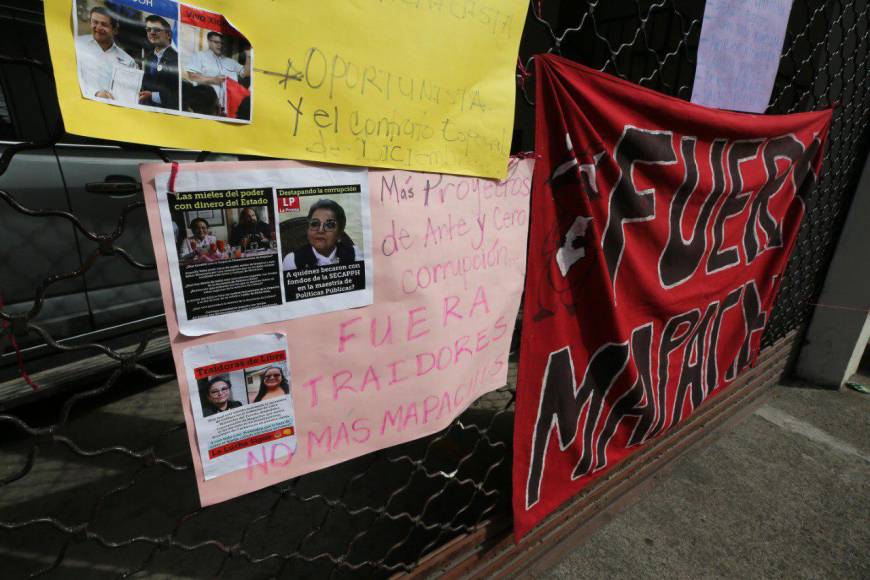 Un grupo de 50 empleados exigieron este lunes con una toma indefinida la renuncia o destitución de Natalie Roque como ministra de la Secretaría de Derechos Humanos (Sedh) en Tegucigalpa, Honduras.