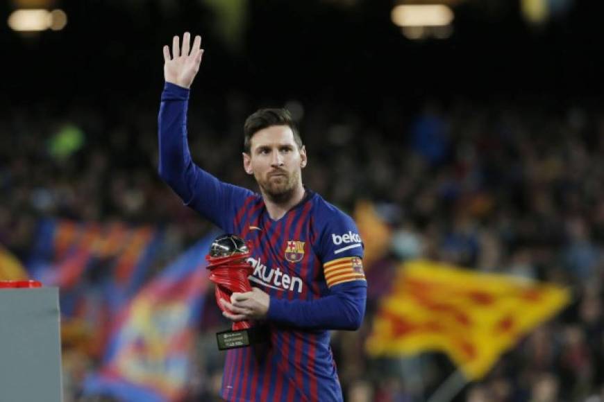 Messi muestra al Camp Nou el premio al mejor jugador del mes de marzo en la Liga Española. Foto AFP