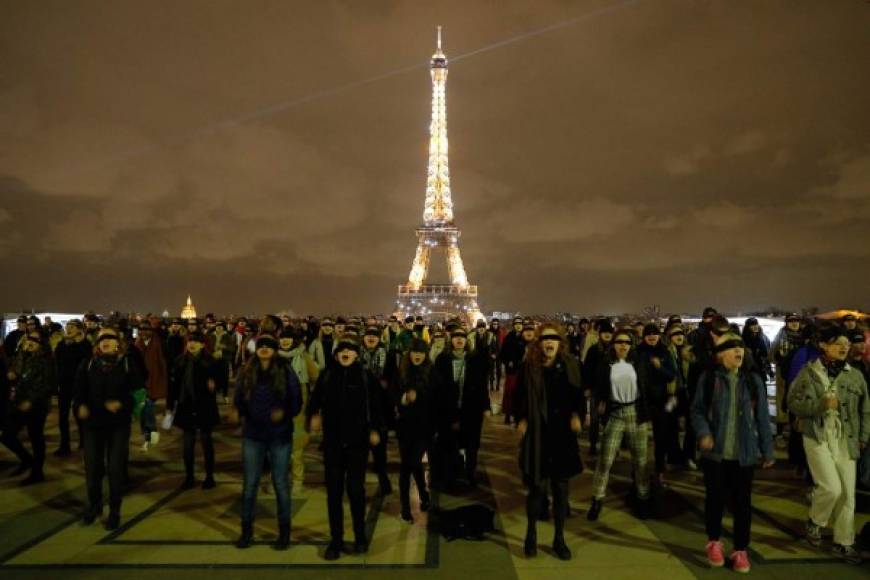 En París, Francia miles de mujeres también se han sumado a la famosa coreografía que ya recorre el mundo. Al fondo, la famosa torre Eiffel.