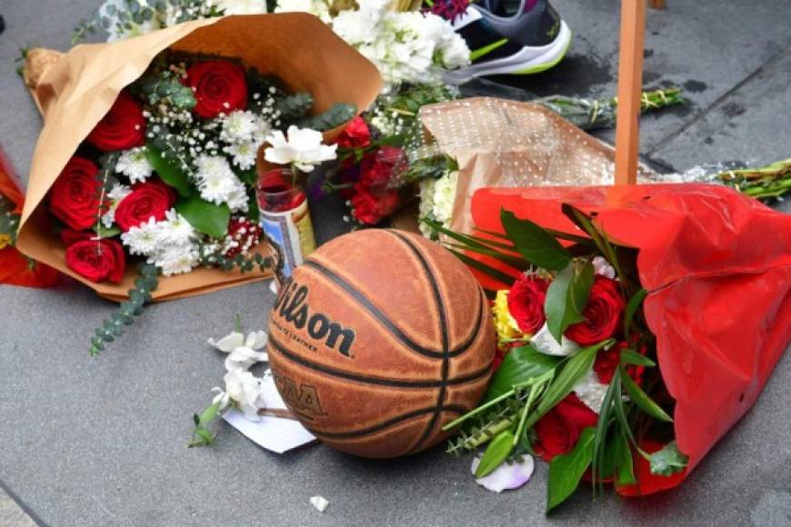Cientos de fanáticos llegaron al estadio para homenajear al ex basquetbolista, quien falleció a sus 41 años.