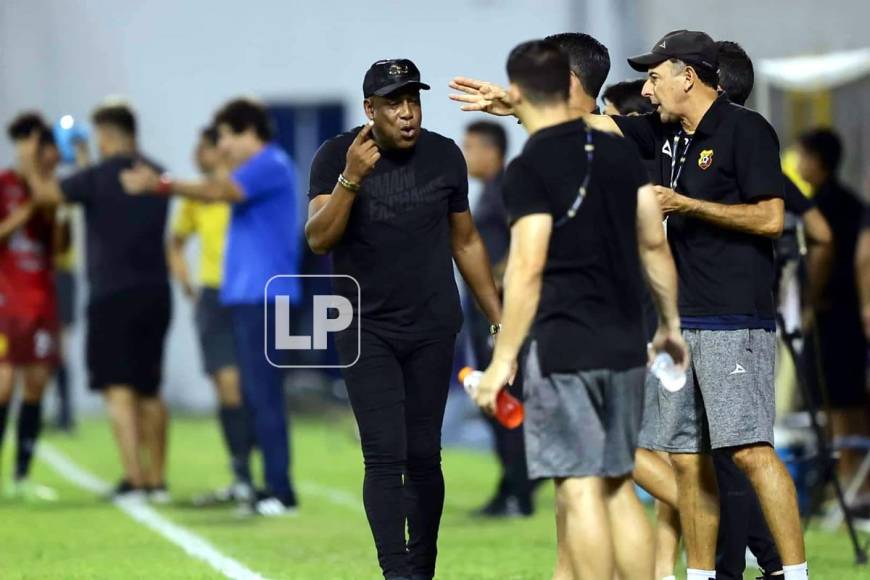 El entrenador tico Hernán Medford se mostró muy molesto y frustrado en la derrota del Herediano ante Real España.