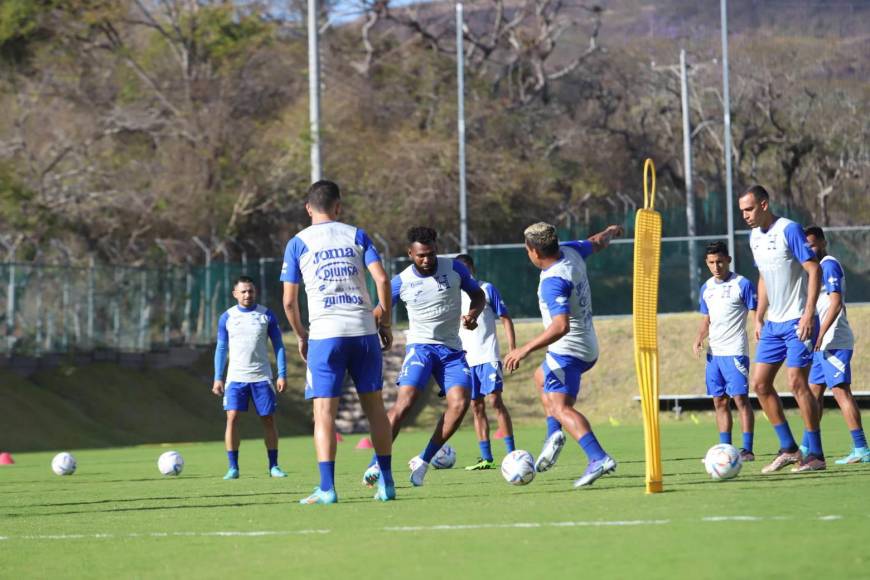 La Selección de Honduras inició su segundo microciclo del 2023 bajo el mando de Diego Vázquez, donde se contó con una nómina de 25 futbolistas del balompié nacional.