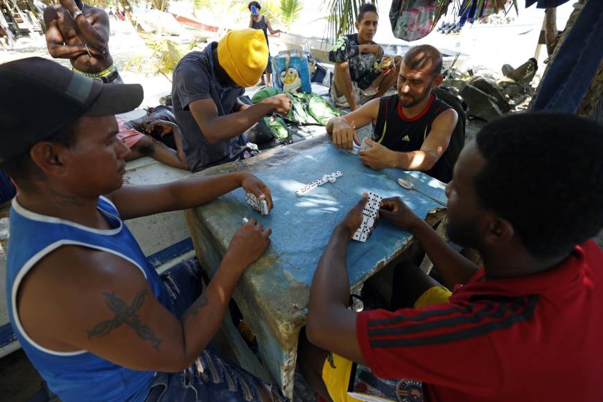 Instalados en tiendas de dormir, los migrantes acampan en una colina en la zona rural del municipio de Acandí, donde empieza la selva. Llegaron hasta allí caminando, en motos o montados a caballo.