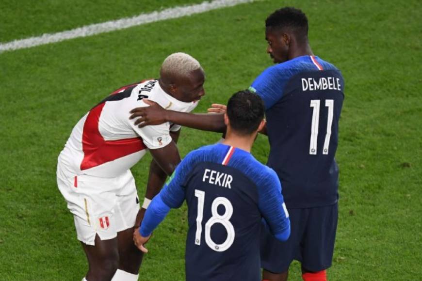 El francés Ousmane Dembélé consolando al peruano Luis Advíncula. Foto AFP