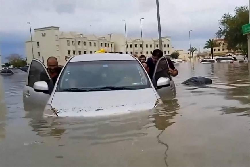 La tormenta azotó desde la noche del lunes los Emiratos y Baréin, después de su paso por Omán, donde dejó 18 muertos