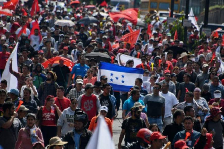 Portando banderas del Partido Libre y de Honduras, los manifestantes marcharon por las calles de la capital hondureña.