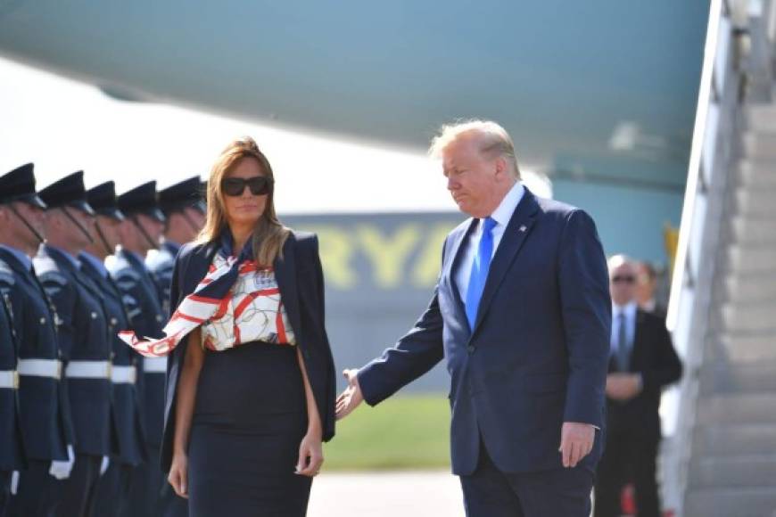 US President Donald Trump (R) and US First Lady Melania Trump (L) disembark Air Force One at Stansted Airport, north of London on June 3, 2018, as they begin a three-day State Visit to the UK. - Britain rolled out the red carpet for US President Donald Trump on June 3 as he arrived in Britain for a state visit already overshadowed by his outspoken remarks on Brexit. (Photo by MANDEL NGAN / AFP)