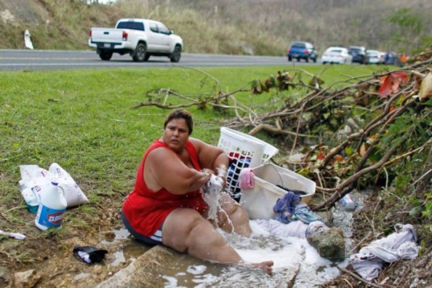 El huracán María golpeó Puerto Rico el miércoles como una tormenta de categoría 4 (en una escala de 5), dejando 13 muertos y miles de personas afectadas por inundaciones. Desde entonces la situación ha empeorado para los 3,4 millones de habitantes de la isla, enfrentados a una escasez de víveres y combustible, cortes de energía y una red de telecomunicaciones casi enteramente destruida.