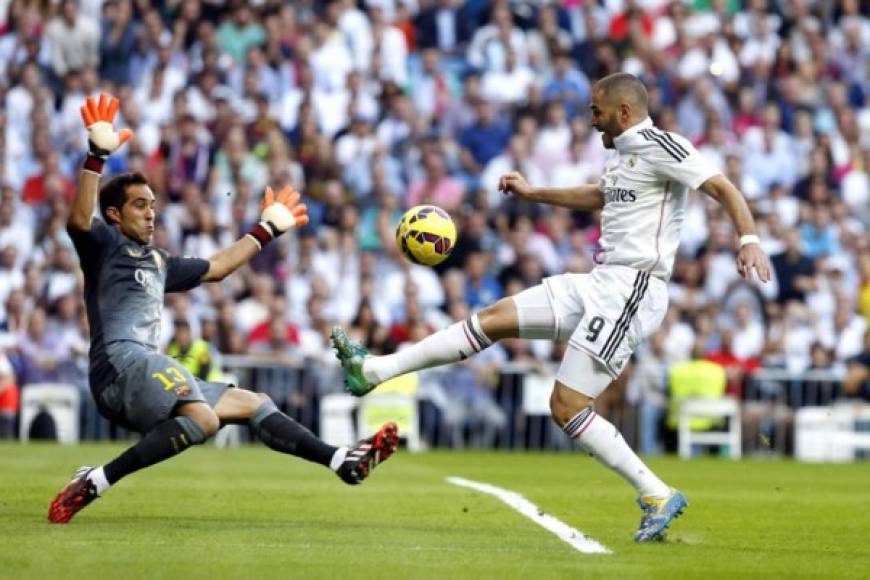 El delantero francés del Real Madrid, Karim Benzema, intenta vencer al portero chileno del FC Barcelona, Claudio Bravo.