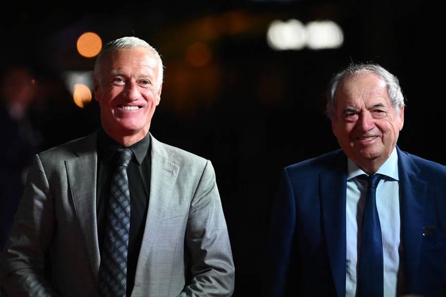 El entrenador de Francia, Didier Deschamps, y el presidente de la Federación Francesa de Fútbol, Noel Le Graet, a su llegada a la Gala del Balón de Oro 2022.