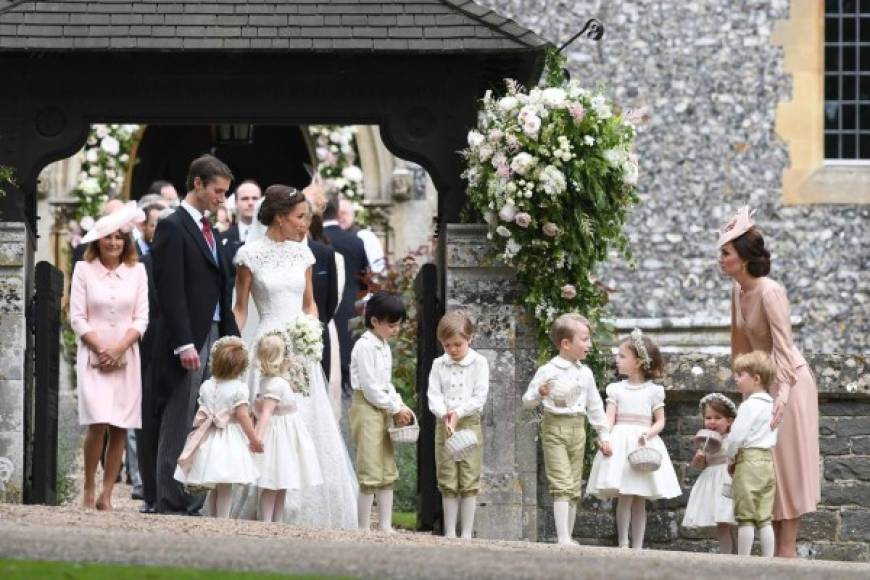 Catherine y sus hijos el príncipe George y la princesa Charlotte acompañan a Pippa Middleton y su esposo James Matthews.
