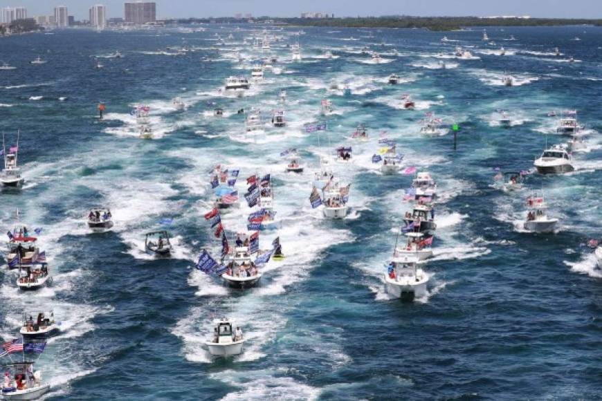 Los seguidores del presidente estadounidense Donald Trump aprovecharon el feriado para mostrar su apoyo al mandatario con un desfile de botes en Florida.