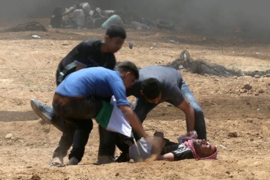 El balance de víctimas se agravó este martes por la mañana con el anuncio de la muerte de un bebe, fallecido ayer tras inhalar gases lacrimógenos durante las protestas, según el ministerio de Salud de Gaza.