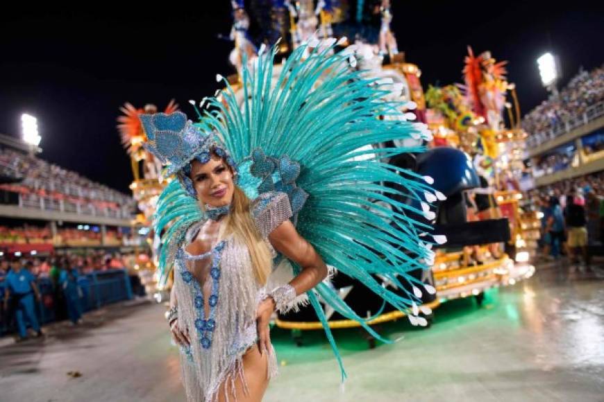 Las escuelas de samba de Rio de Janeiro cerraron la madrugada de este martes dos noches de deslumbrantes desfiles del carnaval más emblemático del mundo, marcados por la belleza de sus 'garotas', los colores, las fiestas y la música.