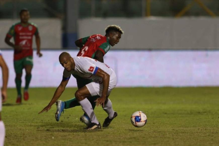 La primera polémica del partido en los primeros minutos en esta acción entre Eddie Hernández y John Paul Suazo. El delantero del Olimpia cayó al suelo y pidieron penal.