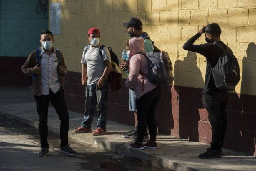 'Ayer la policía hizo relajo porque no quería que nosotros pasáramos. Hicieron relajo y se me extravió un niño, que ni sé nada del niño, ni de mi marido, porque él estaba con el niño', contó este martes a Efe una de las migrantes, Rosa María Baquedán, en El Florido.<br/>