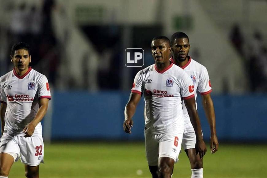 La frustración de los jugadores del Olimpia al no poder ganarle al Platense en el estadio Nacional Chelato Uclés.