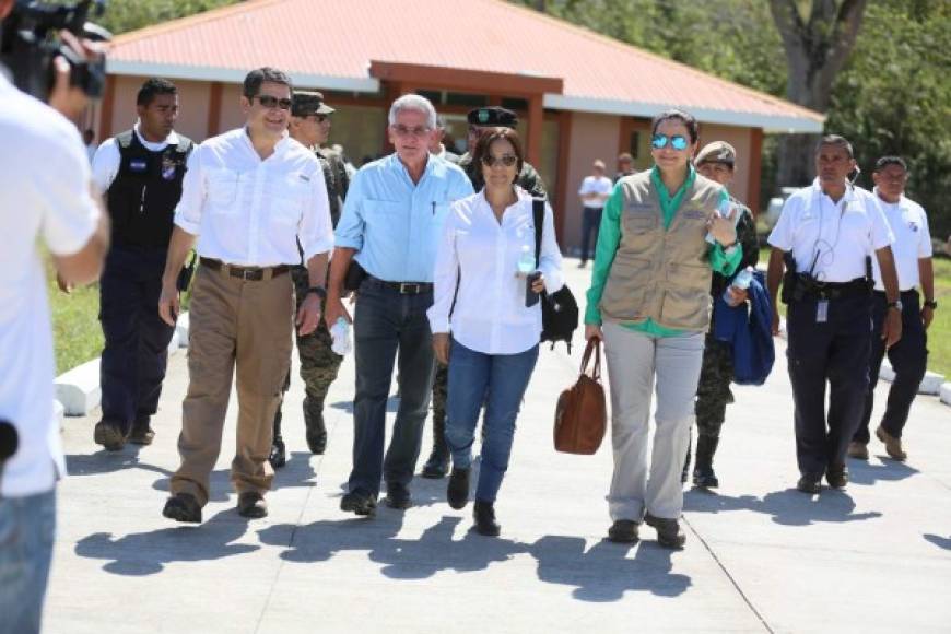 El presidente Juan Hernández fue acompañado a la visita arqueológica también por su esposa, Ana García, la ministra asesora de Estrategia y Comunicaciones de la Presidencia, Hilda Hernández, y el expresidente hondureño Ricardo Maduro.