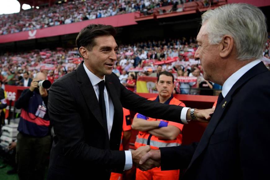 Carlo Ancelotti saludando al entrenador uruguayo Diego Alonso que debutó con el Sevilla.