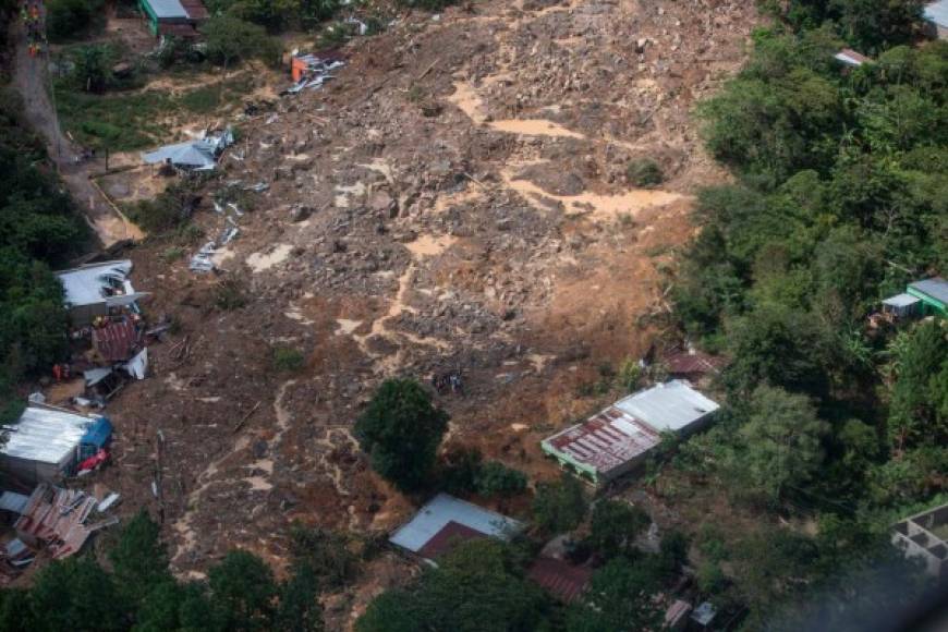TOPSHOT - Aerial view of a mudslide where it is estimated that dozens of people died last Thursday, caused by the passage of Hurricane Eta, in the village of Queja, in San Cristobal Verapaz, Guatemala on November 7, 2020. - About 150 people have died or remain unaccounted for in Guatemala due to mudslides caused by powerful storm Eta, which devastated an indigenous village in the country's north, President Alejandro Giammattei said Friday. (Photo by Esteban BIBA / POOL / AFP)