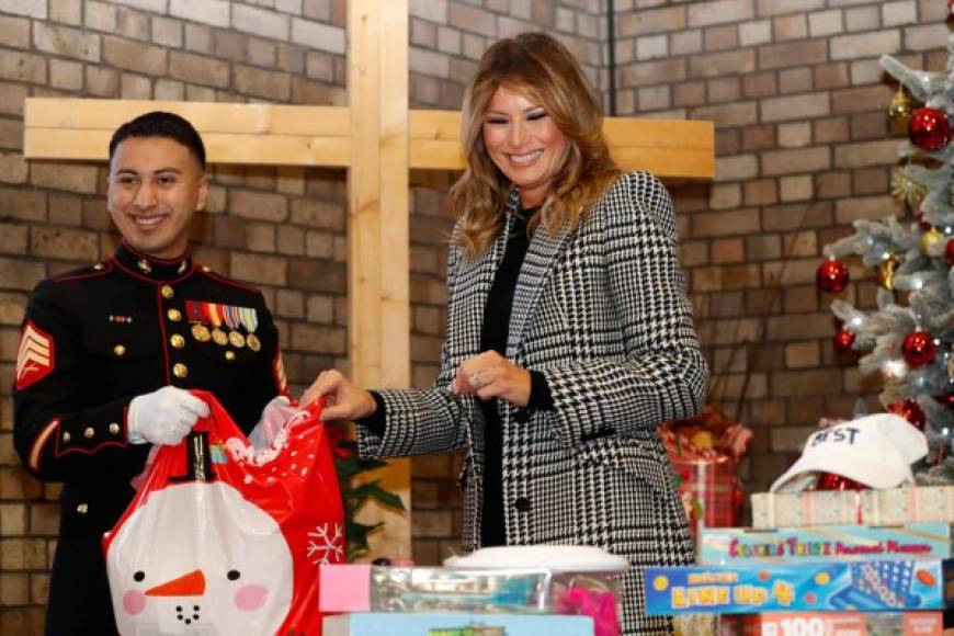 US First Lady Melania Trump prepares christmas parcels on a visit to a Salvation army centre in north London on December 4, 2019. (Photo by Alastair Grant / POOL / AFP)