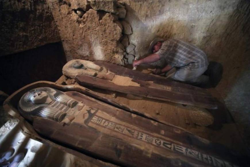 'Los sarcófagos están en perfectas condiciones porque estaban bien pintados, bien coloreados y bien decorados. Los vamos a exhibir en nuestros museos egipcios, como los de Sharm el Sheij o Hurgada', anunció Waziri, después de la visita al yacimiento.