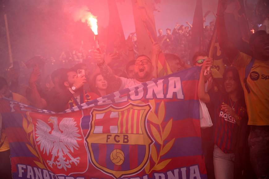 Los seguidores del Barcelona encienden bengalas y ondean banderas cuando llegan al estadio antes del partido por el boleto a las semifinales.