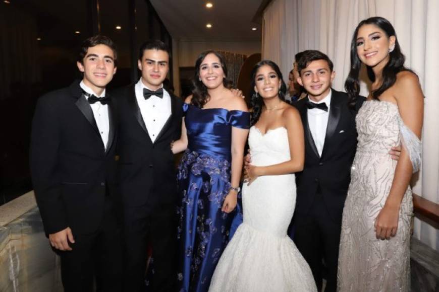 Ian Motz, Alejandro Raudales, Arianne Atala, Raquel Faraj, Jesús Aguilar y Camila Maduro.