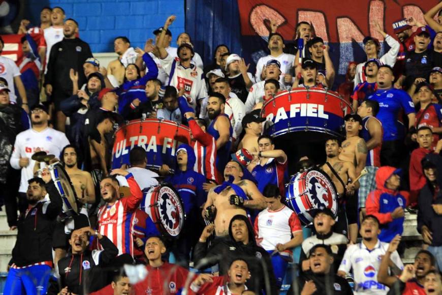 La barra de Olimpia vivió la fiesta a pesar de las lluvias que cayeron sobre el estadio Nacional Chelato Uclés. Los merengues terminaron celebrando otro triunfo de su equipo.