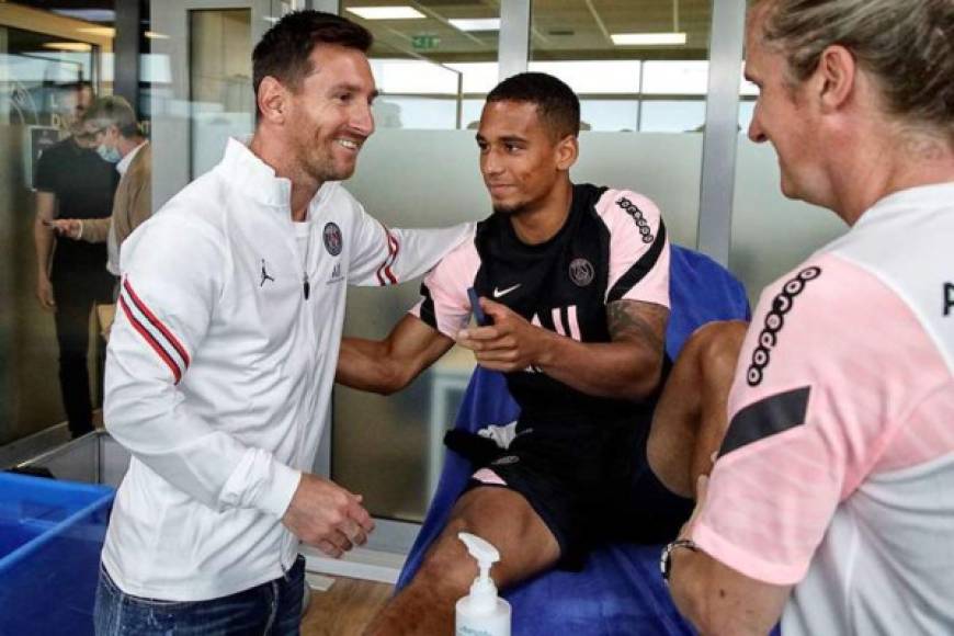 Acto seguido, Messi empezó a saludar uno a uno a todos los integrantes del plantel de jugadores del París Saint Germain, sus nuevos compañeros.