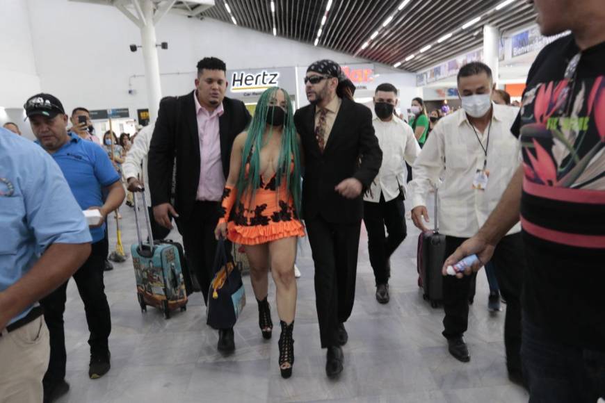 Tras finalizar la conferencia de prensa, Toño Rosario y su esposa se retiraron del aeropuerto no sin antes tomarse algunas fotografías con los fans. 