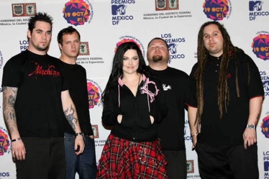 La estadounidense co-fundó la banda con el guitarrista de ese entonces Ben Moody. En el 2000, Evanescence grabó el EP Origin, el cual contiene 3 canciones de su álbum début Fallen y fueron escritas por Lee y Moody: «Whisper», «Imaginary» y «My Immortal».